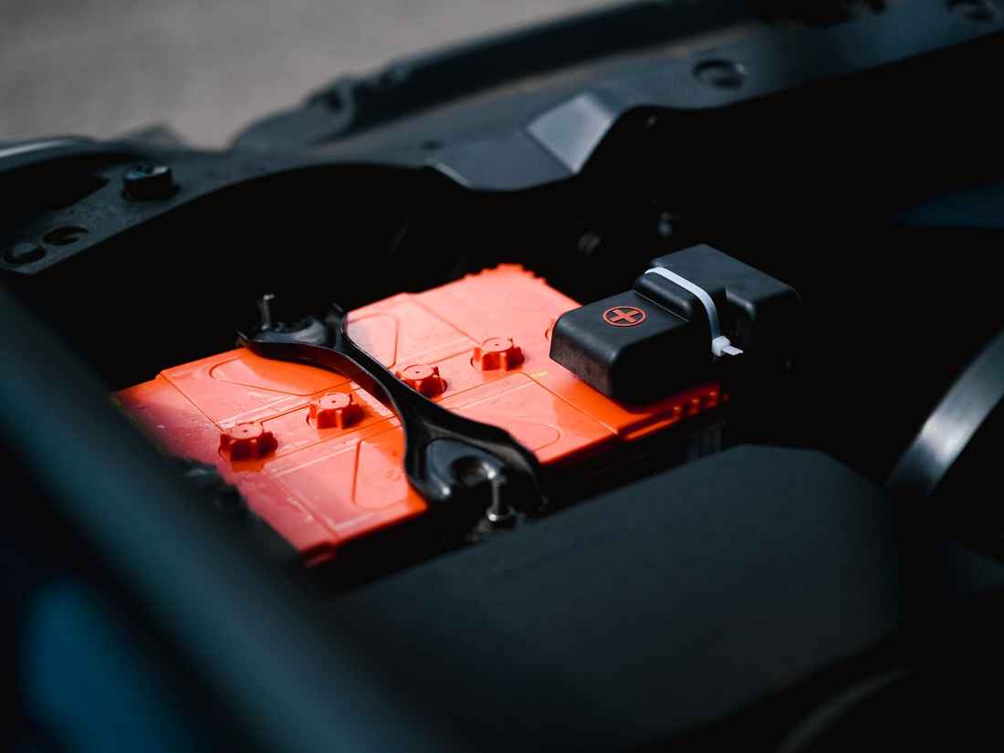 Araç motor bölmesindeki kurşun-asit akü